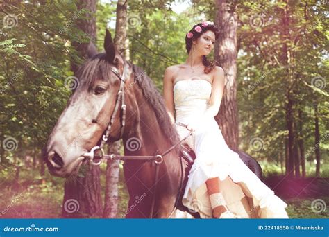 mujeres follando con caballo|Fotos de Mujer folladas por caballo de stock